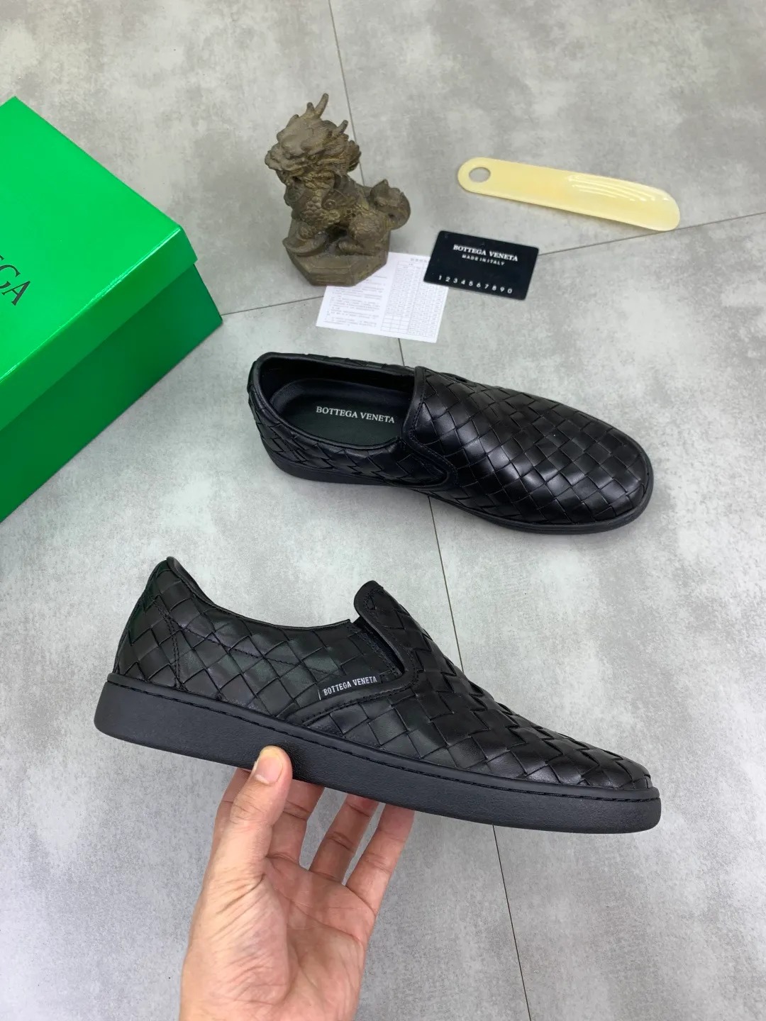 Men's shoes 💰P520 [New model] Water-dyed cow leather 💰High-quality business casual shoes 💎💎💎 BOTTEGA VENETA official website synchronizes the latest top version of BV in the market, accepts material comparison, shoe type comparison, process comparison, practical and textured, versatile and suitable for any occasion, the more you look at it, the more flavorful it becomes. Pure hand-woven craftsmanship - Upper material, hand-woven calfskin imported from Italy 🇮🇹 - High-quality water-dyed cowhide lining - Original private model customized outsole -Size: 39-45 Color: black or brown optional